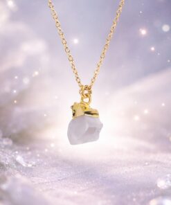 Natürliche Kristall Kette – Milchquarz Anhänger in goldfarbener Fassung