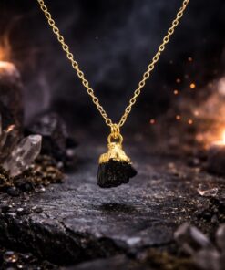 Kristallkette mit schwarzem Turmalin-Rohstein Anhänger in goldfarbener Fassung