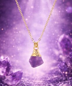 Natürliche Kristallkette mit Amethyst-Rohstein-Anhänger in goldfarbener Fassung